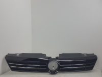 Решетка радиатора (дорест., черный глянец, с хром полосами) JETTA 11-14
